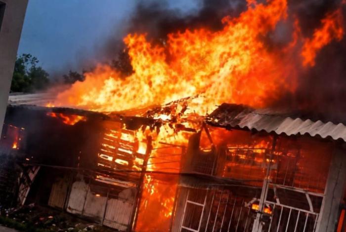 Voraz incendio consume inmueble en Uruapan; bomberos continúan con las labores