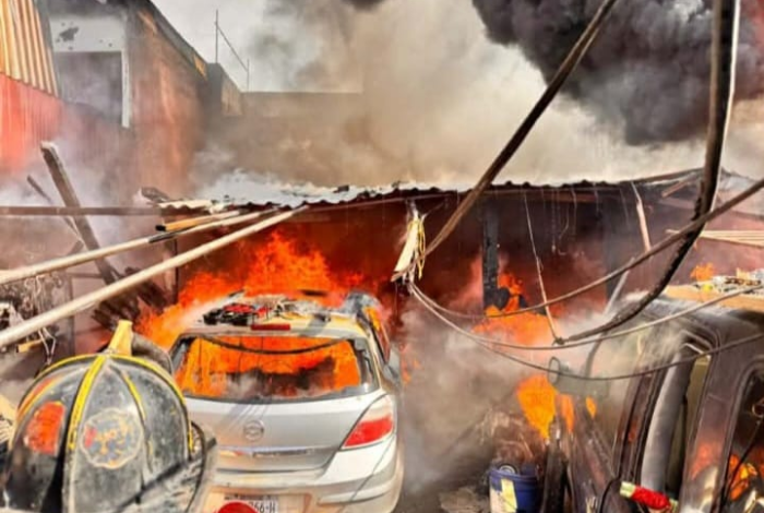 Voraz incendio consume taller mecánico y vehículos en la colonia Ignacio Gómez, en Uruapan