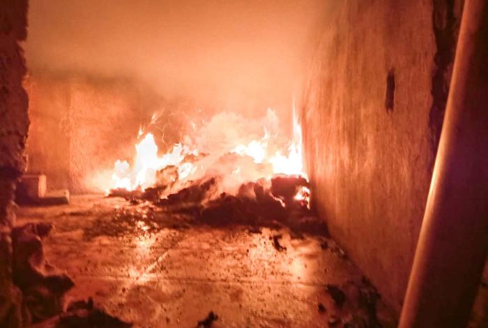 Voraz incendio en casa usada por indigentes de Zitácuaro deja solo daños materiales