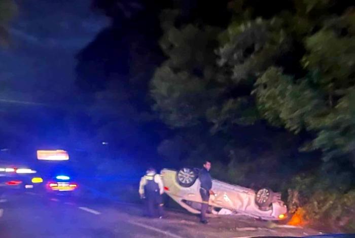 Vuelca auto bajando de Casa Michoacán hacia el Zoológico de Morelia