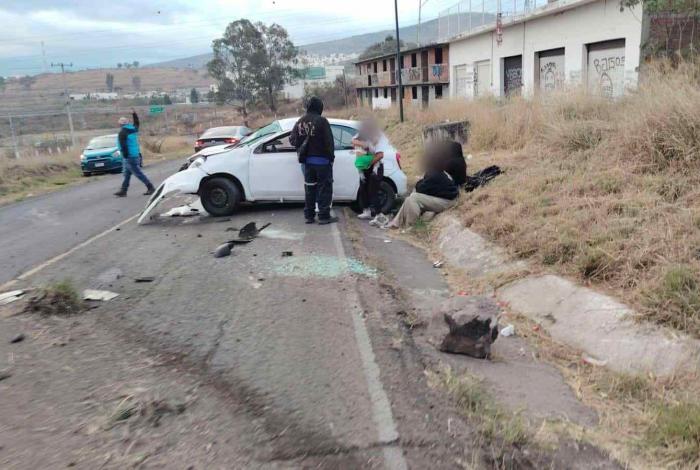 Vuelca auto en la carretera Morelia-Maravatío
