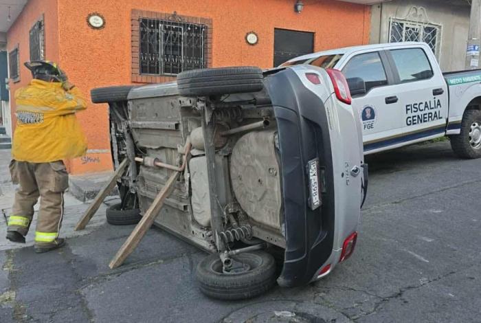 Vuelca auto en la Molino de Parras; hay un herido y una camioneta de la FGE afectada