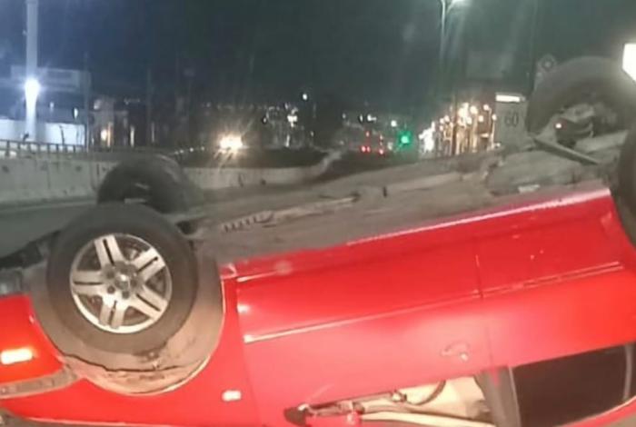 Vuelca auto en puente de la avenida Madero Poniente de Morelia