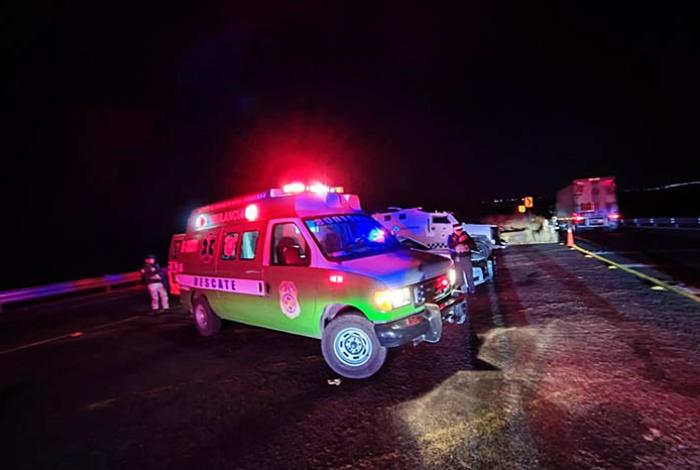 Vuelca autobús de pasajeros al transitar por el Libramiento Oriente de La Piedad