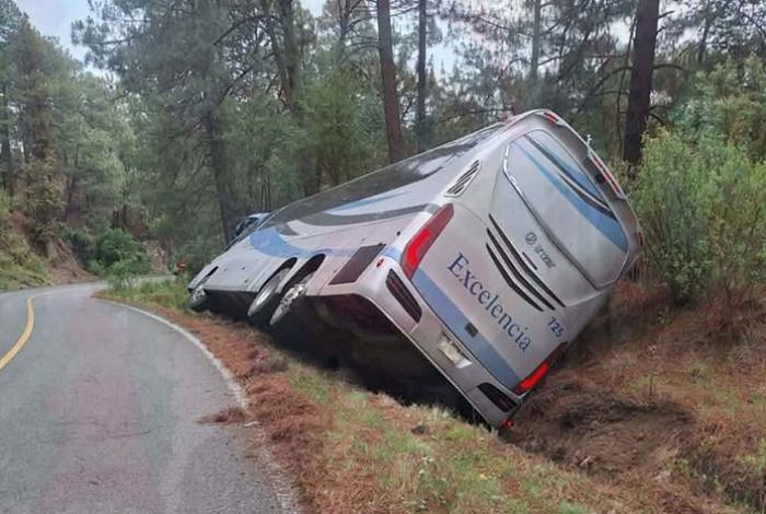 Vuelca autobús de pasajeros en la carretera Zinapécuaro-Ciudad Hidalgo; hay 6 heridos
