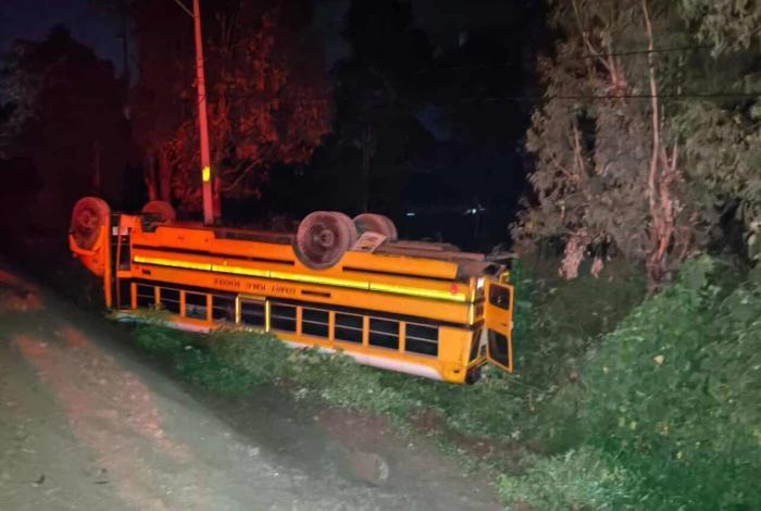 Vuelca autobús de transporte de personal en la Zitácuaro-Morelia