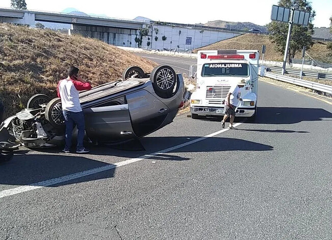 Vuelca automóvil en el entronque Morelia-Quiroga / Pátzcuaro-Cuitzeo