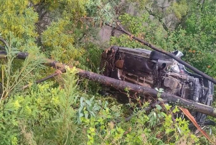 Vuelca automóvil en la carretera Morelia-Mil Cumbres