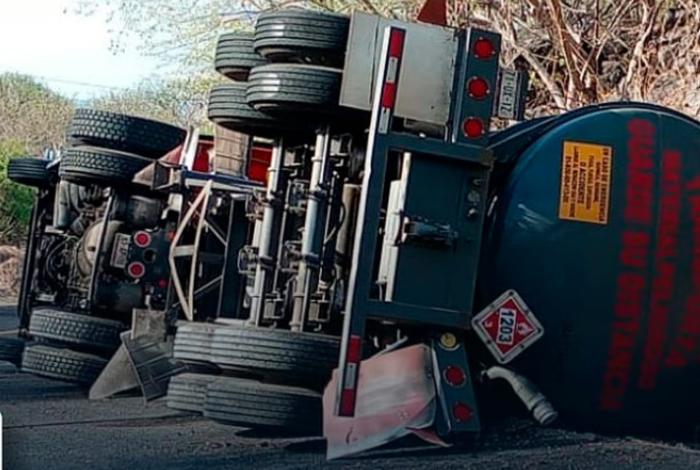 Vuelca autotanque en la carretera Tiripetío-La Eréndira