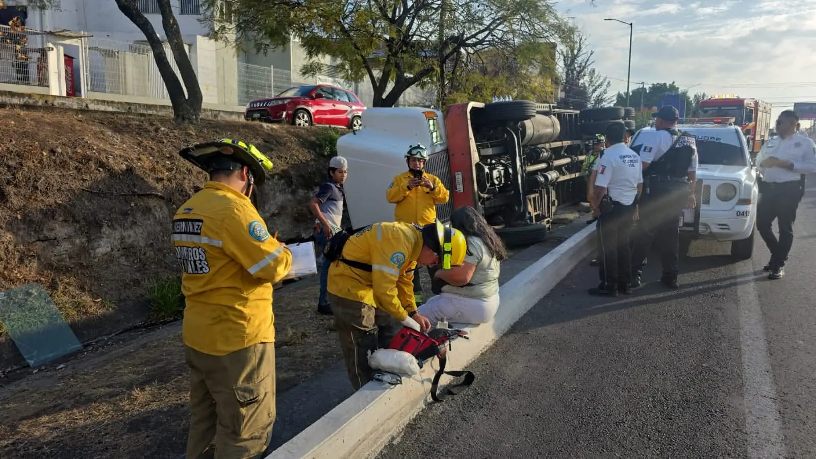 Vuelca camión de carga en Calzada La Huerta