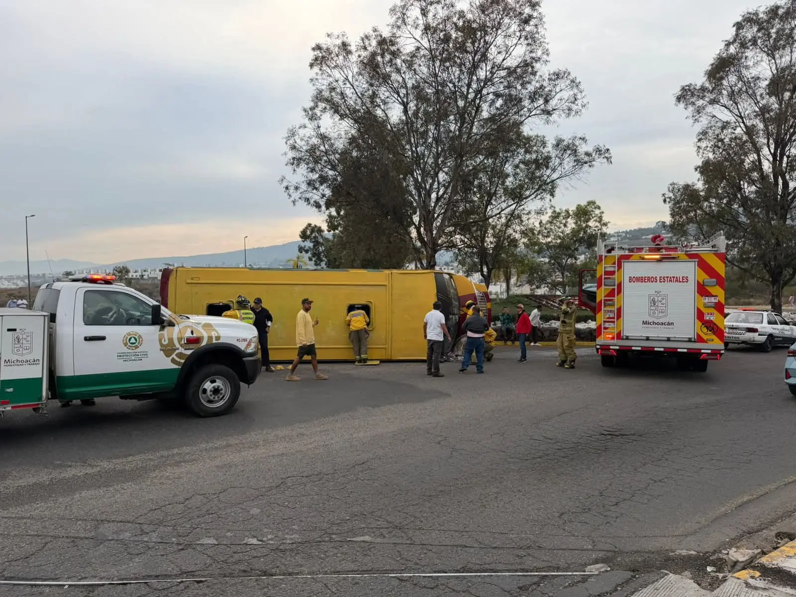 Vuelca camión de la Ruta Industrial en Tres Marías; hay 12 lesionados