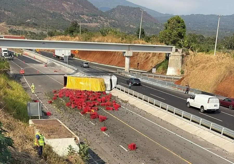 Vuelca camión en la autopista Siglo XXI
