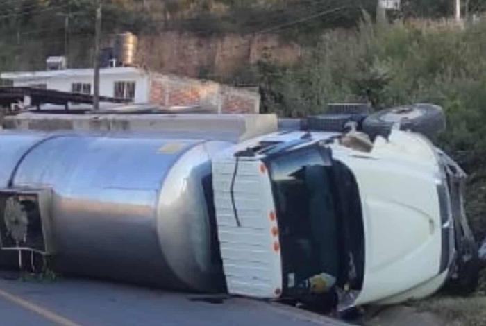 Vuelca camión pipa en la carretera Morelia-Toluca (Mil Cumbres)