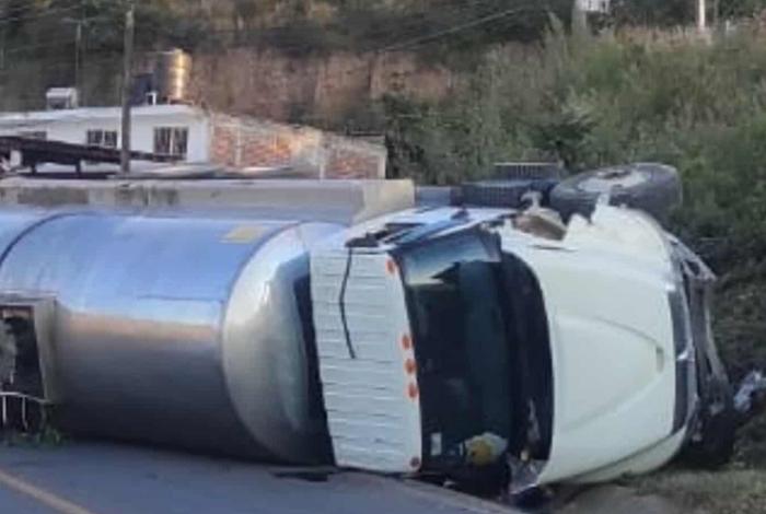 Vuelca camión pipa en la carretera Morelia-Toluca