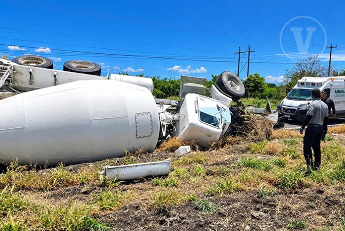 Vuelca camión revolvedor de concreto en la carretera Buenavista-Apatzingán