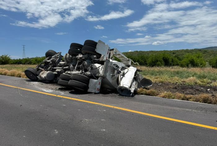 Vuelca camión revolvedor de concreto en la carretera Buenavista – Apatzingán