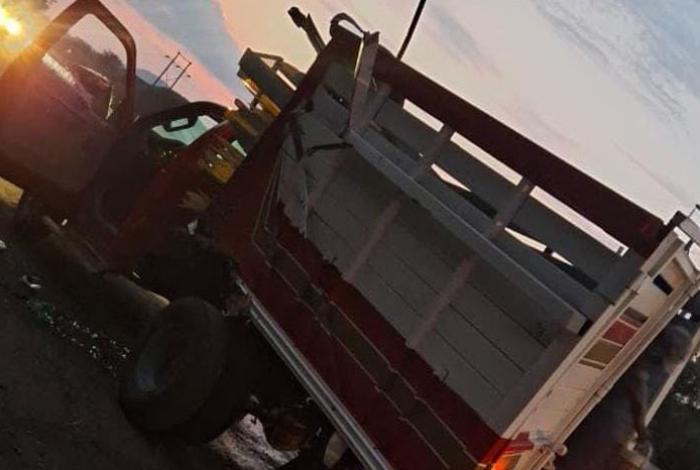 Vuelca camioneta de jornaleros, en Múgica; hay un muerto y 8 heridos