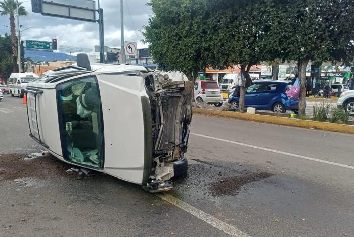 Vuelca camioneta en el libramiento a la altura de Manantiales en Morelia