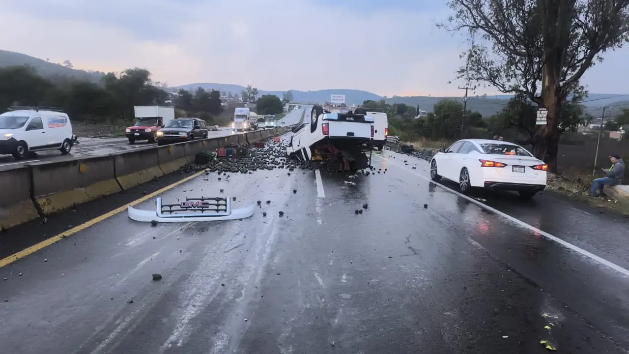 Vuelca camioneta en la carretera Morelia-Salamanca