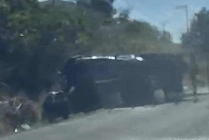 Vuelca camioneta en la Morelia-Maravatío; hay 2 herido