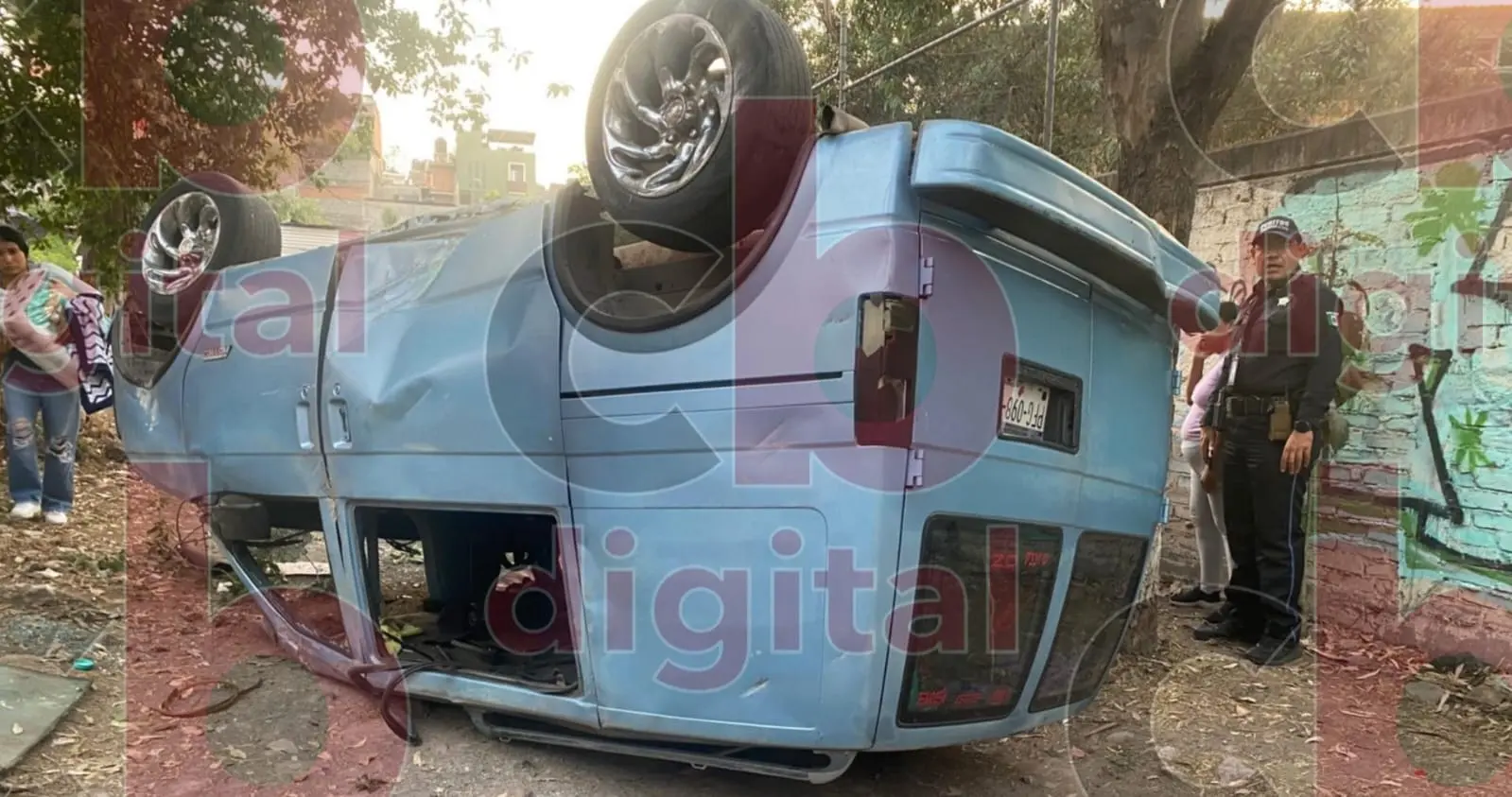 Vuelca camioneta en la zona sur de Morelia