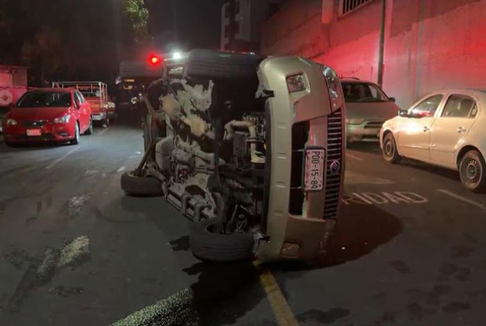 Vuelca camioneta en las faldas del cerro del Punhuato, en Morelia