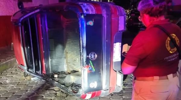 Vuelca camioneta en pleno centro de Tacámbaro