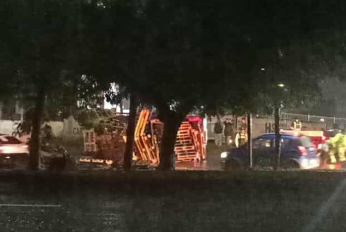 Vuelca camioneta maderera en el Libramiento Norte de Morelia