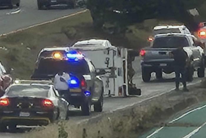 Vuelca camioneta que transportaba berries en la carretera Morelia–Pátzcuaro