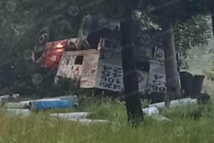 Vuelca camioneta repartidora de gas LP en la Uruapan-Los Reyes