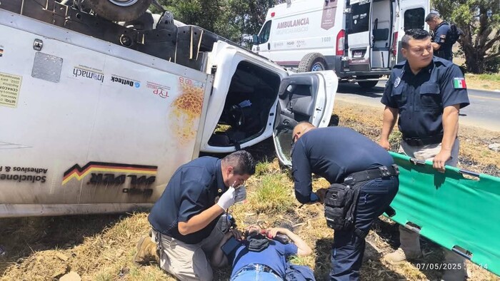 Vuelca camioneta sobre la carretera Purépero-Carapan