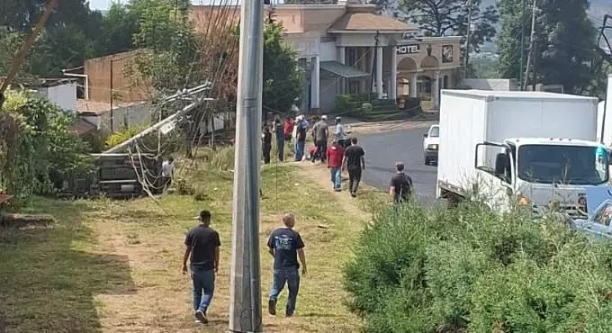 Vuelca patrulla y un oficial muere en la carretera Uruapan-Paracho