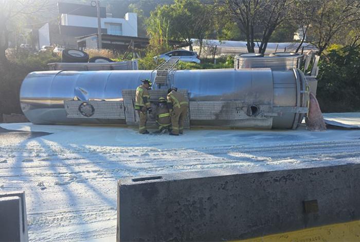 Vuelca pipa cargada con aceite vegetal en la Morelia-Pátzcuaro; se reportan cuatro personas lesionadas