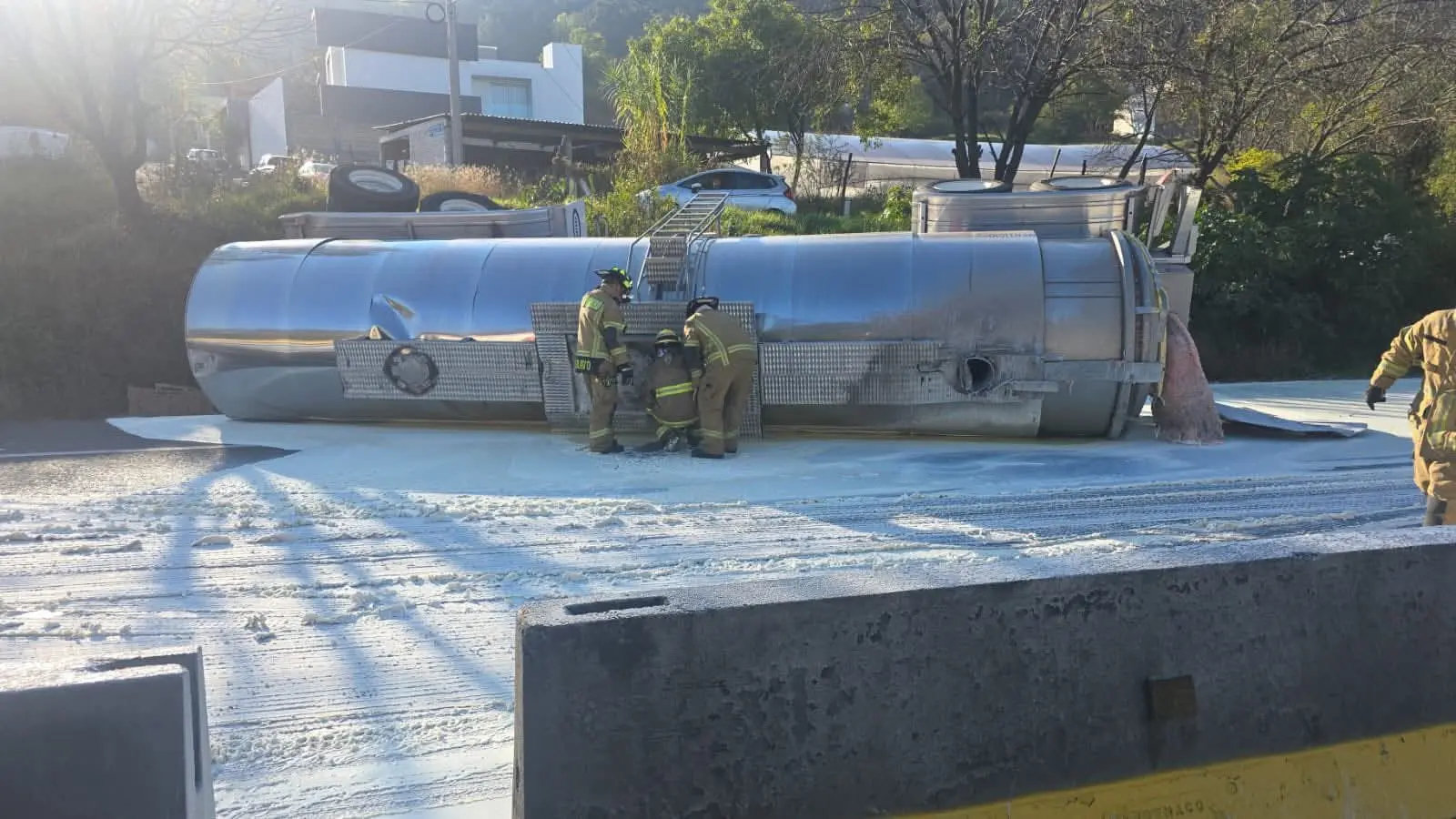 Vuelca pipa con aceite de palma en la Morelia–Pátzcuaro; deja cuatro lesionados y carretera cerrada