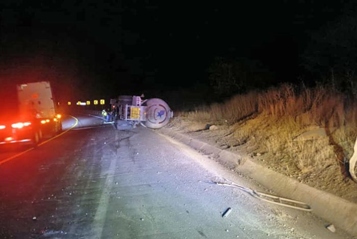 Vuelca pipa de gas LP en la autopista Siglo XXI, no se reportan víctimas