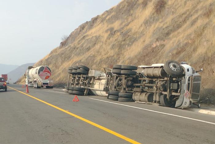 Vuelca pipa de Pemex en la Siglo XXI, sin reporte de víctimas, solo una pequeña fuga de diésel