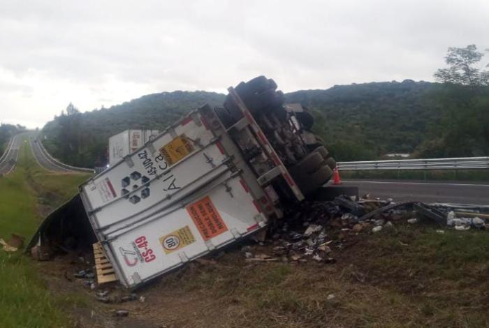 Vuelca remolque de tractocamión en la México-Guadalajara