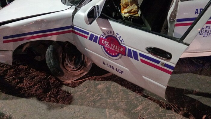 Vuelca taxi frente a cuartel militar