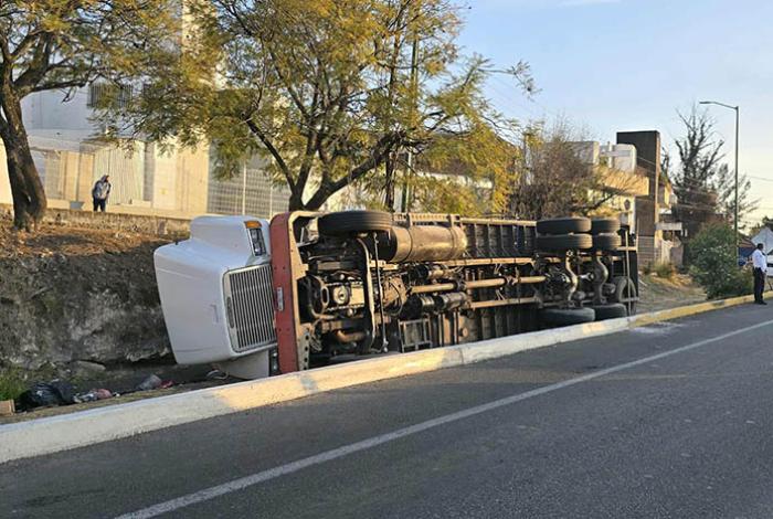 Vuelca torton cargado de elotes en Calzada La Huerta, en Morelia