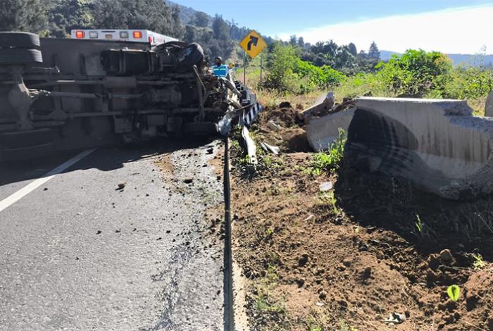 Vuelca tractocamión en la Siglo XXI, sin que se reporten lesionados