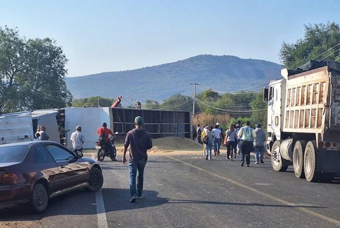 Vuelca tráiler cargado con aserrín y bloquea completamente la carretera Puruándiro-Villachuato