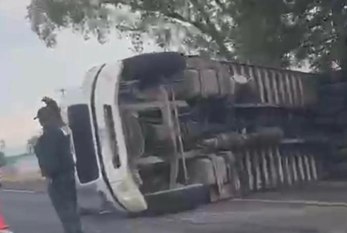 Vuelca tráiler en la carretera Tarímbaro-Zinapécuaro; solo hubo daños materiales