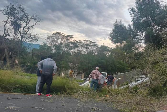 Vuelca tráiler en la carretera Morelia-Pátzcuaro, a la altura de Huiramba; hay un muerto