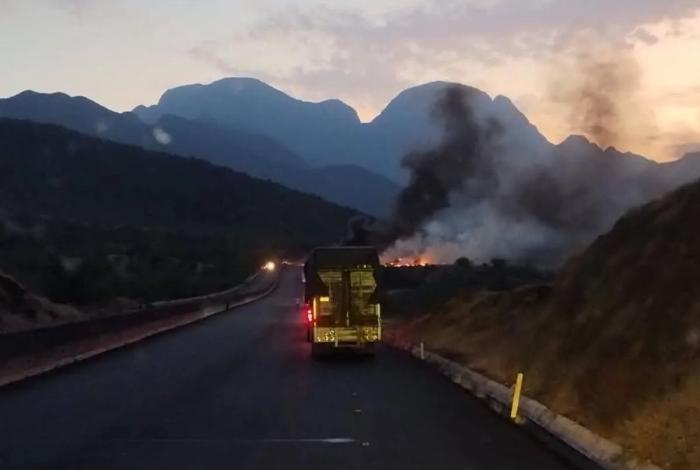 Vuelca tráiler en la Siglo XXI y se incendia; no se reportan víctimas mortales