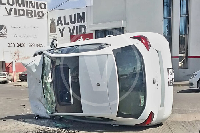 Vuelca un auto Seat cerca del distribuidor vial de salida a Charo, en Morelia; el ocupante resulta ileso