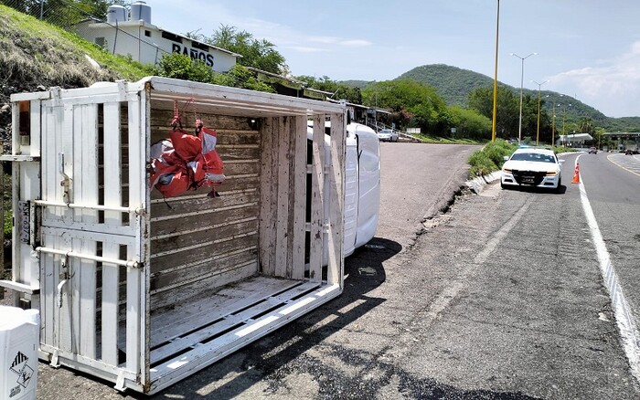  Vuelca una camioneta con químicos para el campo, en la Autopista Siglo XXI