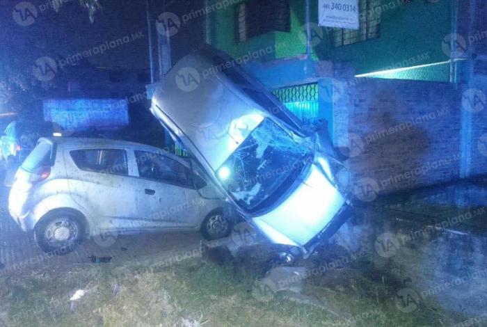 Vuelca y cae sobre otro auto estacionado, en Morelia