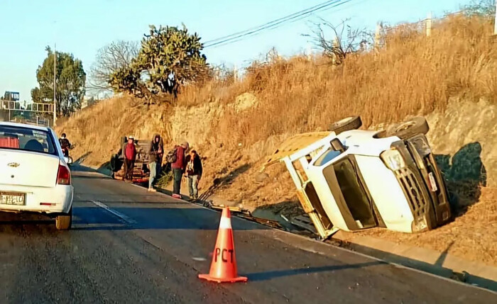  Vuelcan 2 vehículos en la carretera Morelia-Salamanca