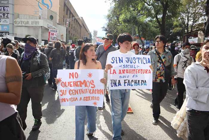 Vuelven a marchar contra la gentrificación entre policías y negocios cerrados, en la CdMx