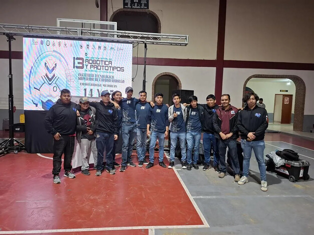 Éxito de estudiantes de UMSNH en competencia de robótica